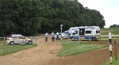 La policía británica, ayer, inicia las labores de búsqueda de las niñas en la arboleda.