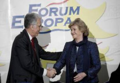 El Defensor del Pueblo europeo, Nikiforos Diamandouros, saluda a su homóloga española, Soledad Becerril, durante el desayuno informativo celebrado hoy en un hotel de la capital.