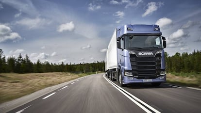 Un camión de Scania circula por una carretera.