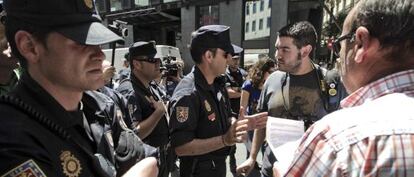La Policía impide que varios indignados registren en el Congreso de la iniciativa 'Democracia 4.0'.