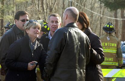 Padres de alumnas piden información a un hombre en las cercanías de Sandy Hook.