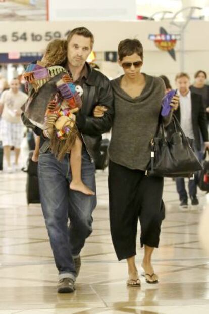 Halle Berry con su hija Nahla y Olivier Martinez en el aeropuerto de Los Ángeles.