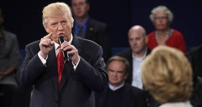 Donald Trump ataca Hillary Clinton durante um debate.