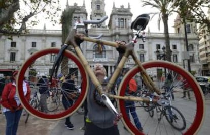 Una usuaria de la bicicleta en Valencia. 