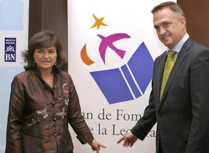 Carmen Calvo, junto a José Luis Astiazarán, esta mañana en la Biblioteca Nacional.