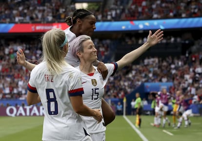 Jugadoras de la selección femenina de fútbol estadounidense celebrando un gol de Megan Rapinoe contra Francia.