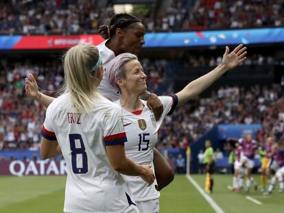 Jugadoras de la selección femenina de fútbol estadounidense celebrando un gol de Megan Rapinoe contra Francia.