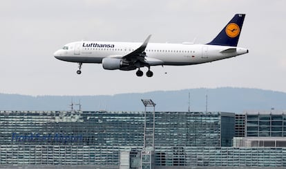 Un avión de la aerolínea Lufthansa aterriza en el aeropuerto internacional de Frankfurt, el pasado 18 de marzo.