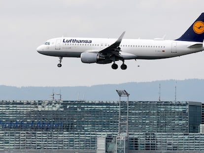Un avión de la aerolínea Lufthansa aterriza en el aeropuerto internacional de Frankfurt, el pasado 18 de marzo.
