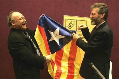 Josep Lluís Carod entrega a Gerry Adams la bandera independentista de Cataluña.