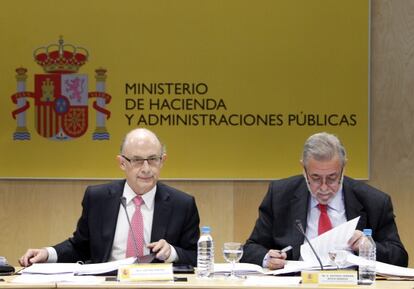 El ministro de Economía, Cristóbal Montoro, junto al secretario de Estado de Administraciones Públicas, Antonio Beteta, durante el último consejo de Política Fiscal y Financiera.