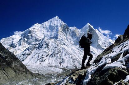 Un alpinista en el Himalaya