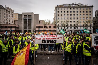 Concentración ante el Ministerio de Transporte, este viernes. La cuantía de las ayudas será de 1.250 euros por camión, 950 euros por autobús, 500 euros por furgoneta y 300 euros por vehículo ligero (taxis, VTC y ambulancias).