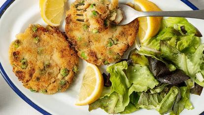 Tortitas de bacalao, salteado chino y patatas a la importancia, en el menú semanal de El Comidista