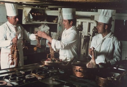 Josep Mercader, a l'esquerra,a la cuina del Motel Empordà en una foto de la família.