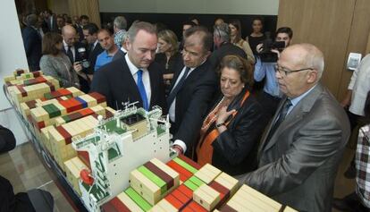 Alberto Fabra y Rita Barberá observan la maqueta de un barco.