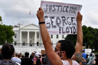 Os protestos pela morte do cidadão negro George Floyd chegaram à Casa Branca, onde um grande grupo de manifestantes se uniu ao grito de "Não posso respirar".