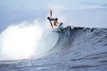 El surfista brasileño Alejo Muñiz, durante la primera ronda de la prueba de la Liga Mundial de Surf disputada en la isla de Tavarua, Fiji.