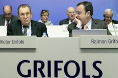 El presidente y consejero delegado y el secretario del consejo de administraci&oacute;n de Grifols, V&iacute;cto (izquierda) y Raim&oacute;n Grifols(derecha), 