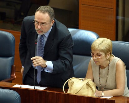 Pero tiene lugar el 'Tamayazo'. El 10 de junio de 2003, los diputados tránsfugas socialistas Eduardo Tamayo y María Teresa Sáez dan el campanazo al ausentarse de la votación de la presidencia de la Asamblea de Madrid. Según ellos, por no estar de acuerdo con el pacto con Izquierda Unida. Según sus excompañeros socialistas por razones contantes y sonantes. Los populares, con 55 diputados frente a los 54 de la coalición de izquierda, obtienen la presidencia de la Cámara al PP. En la imagen, Tamayo y Sáez juran su cargo durante el pleno para elegir la Diputación Permanente, el 23 de junio de 2003.