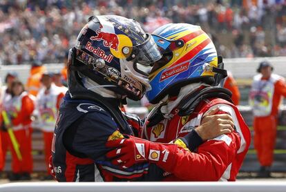 El ganador, Fernando Alonso, saluda a Sebastien Vettel, que quedó segundo en el Gran Premio de Silverston al termino de  la carrera