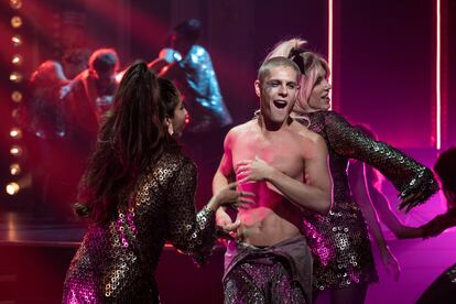 Carolina Yuste, Patrick Criado y Javier Ruesga en el rodaje de una secuencia del cabaret de 'Las noches de Tefía'.