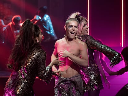 Carolina Yuste, Patrick Criado y Javier Ruesga en el rodaje de una secuencia del cabaret de 'Las noches de Tefía'.