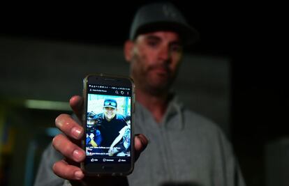 Jason Coffman muestra una foto de su hijo, que se encontraba en el interior del bar Borderline en el momento del tiroteo, en Thousand Oaks, un suburbio en las afueras de Los Ángeles (California).