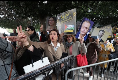 La abogada Dalida Masaddek (centro), hermana de un acusado y miembro del comité de defensa de los procesados, en una protesta en frente del Palacio de Justicia de Túnez, este martes, en la capital tunecina.