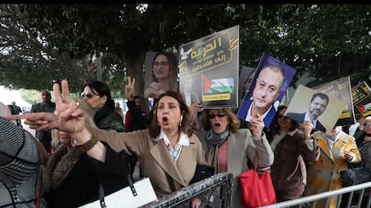 La abogada Dalida Masaddek (centro), hermana de un acusado y miembro del comité de defensa de los procesados, en una protesta en frente del Palacio de Justicia de Túnez, este martes, en la capital tunecina.