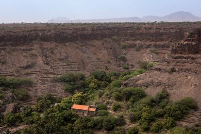 Vista del convento de San Francisco, ubicado en la ladera frente al fuerte de San Felipe. Data de mediados del siglo XVII y fue atacado por piratas en 1712. El valle de Ribeira Grande fue uno de los enclaves de las primeras experiencias de agricultura colonial en el límite entre el clima templado y el tropical. Sirvió de plataforma de aclimatación y como puente de especies vegetales entre los continentes de África, América y Europa.