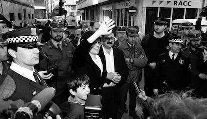 Maria Àngels Feliu després del seu alliberament passejant per Olot.