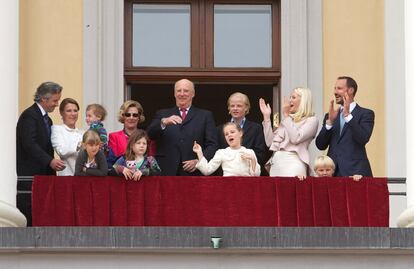 El 31 de mayo de 2012, la familia real noruega al completo saluda desde el balcón del palacio real de Oslo (Noruega) para celebrar los cumpleaños del rey Harald y la reina Sonia, que entonces alcanzaron los 75.