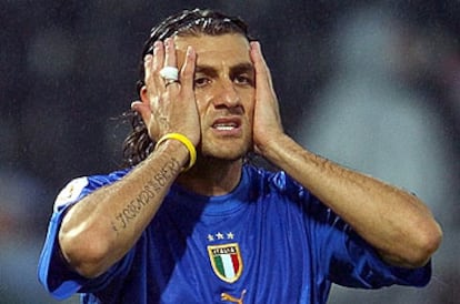 Vieri expresa la desolación y la rabia de la selección italiana al enterarse de que el gol final de Cassano no valía para nada tras el temido empate a dos entre suecos y daneses.
