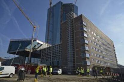 Un grupo de periodistas se concentra en la entrada del nuevo edificio del Banco Central Europeo (BCE). EFE/Archivo