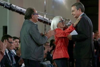 El expresidente del Gobierno José Luis Rodríguez Zapatero (d) saluda a los padres de Carme Chacón.