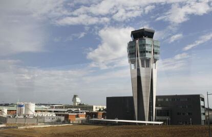 Imagen de la nueva terminal de Lavacolla, al fondo pueden verse la viejas instalaciones.