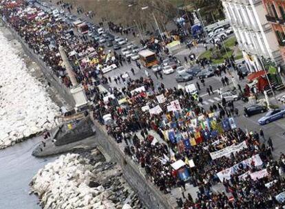 Los manifestantes marchan en una de las mayores protestas de la historia de Italia contra la Mafia