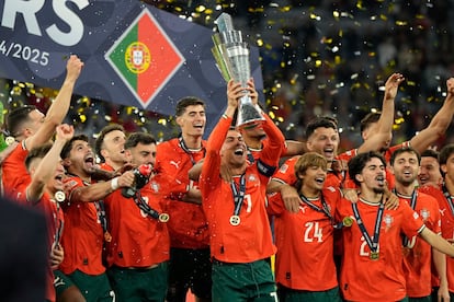 Cristiano Ronaldo levanta el trofeo de la Nations League junto a sus compañeros este domingo.
