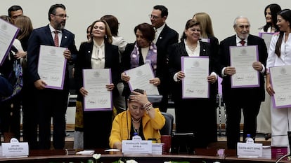 La presidenta consejera del Instituto Nacional Electoral, Guadalupe Taddei, encabeza la entrega de constancias a los candidatos triunfadores de la elección judicial, el 16 de junio.