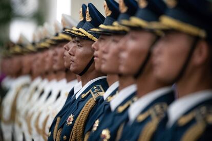 Soldados del Ejército Popular de Liberación chino en formación durante la llegada del presidente de Burkina Faso, Roch Marc Christian Kabore, al Gran Palacio del Pueblo en Pekín (China).