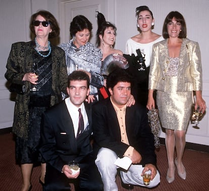 Almodóvar, con los protagonistas de 'Mujeres al borde de una ataque de nervios', durante la recepción, organizada por el Consulado español en Los Ángeles, con motivo de la candidatura a mejor película extranjera de los Oscar en 1988. En la imagen, de arriba a abajo y de izquierda a derecha: Chus Lampreave, Julieta Serrano, Loles León, Rossy de Palma, Carmen Maura, Antonio Banderas y Pedro Almodóvar.