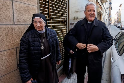 El arzobispo de Burgos, Mario Izeta, junto a sor Carmen, secretaria de la federación de Clarisas, a su llegada al Juzgado de Primera Instancia e Instrucción número 1 de Briviesca, este miércoles.