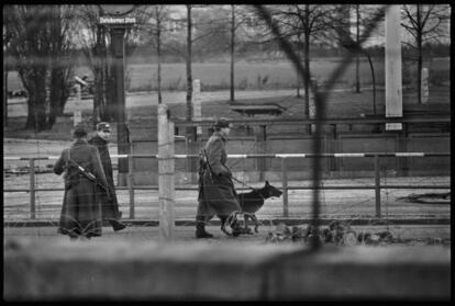 Soldados de Alemania del Este en tareas de vigilancia durante la construcci&oacute;n del Muro en 1961