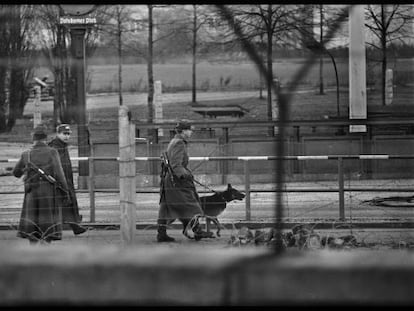 Soldados de Alemania del Este en tareas de vigilancia durante la construcci&oacute;n del Muro en 1961