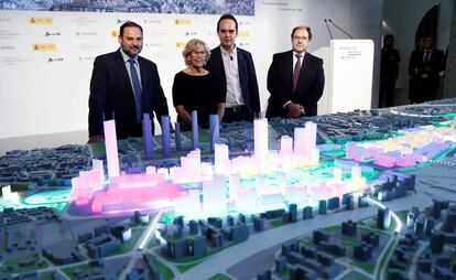 La alcaldesa de Madrid, Manuela Carmena, y el ministro de Fomento, José Luis Ábalos, durante la presentación de la maqueta del proyecto Madrid Nuevo Norte. 