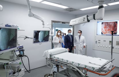 El presidente de la Junta de Andalucía, Juan Manuel Moreno, durante su cuarta inauguración del Hospital Militar en marzo de 2023.