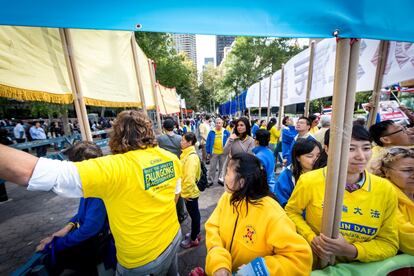 Una de las concentraciones más numerosas fue la de los seguidores del Falung Gong, una técnica de meditación prohibida en china. Los manifestantes, que llevan varios años concentrándose en ciudades de todo el mundo, aseguran estar siendo perseguidos y encarcelados por el Gobierno chino.