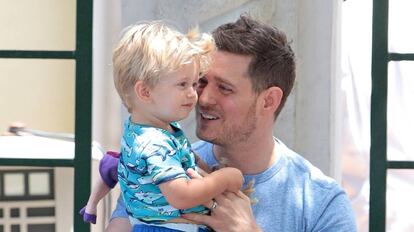 Michael Bubl&eacute; y su hijo Noah, en una imagen de 2015.