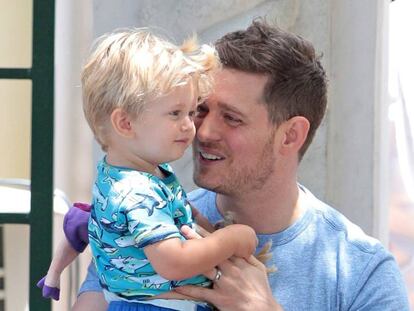 Michael Bubl&eacute; y su hijo Noah, en una imagen de 2015.